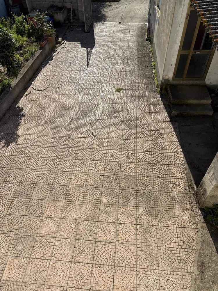 Pavimentazione esterna prima della pulizia