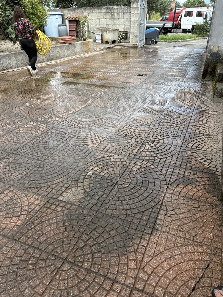 Lavaggio della pavimentazione con idropulitrice