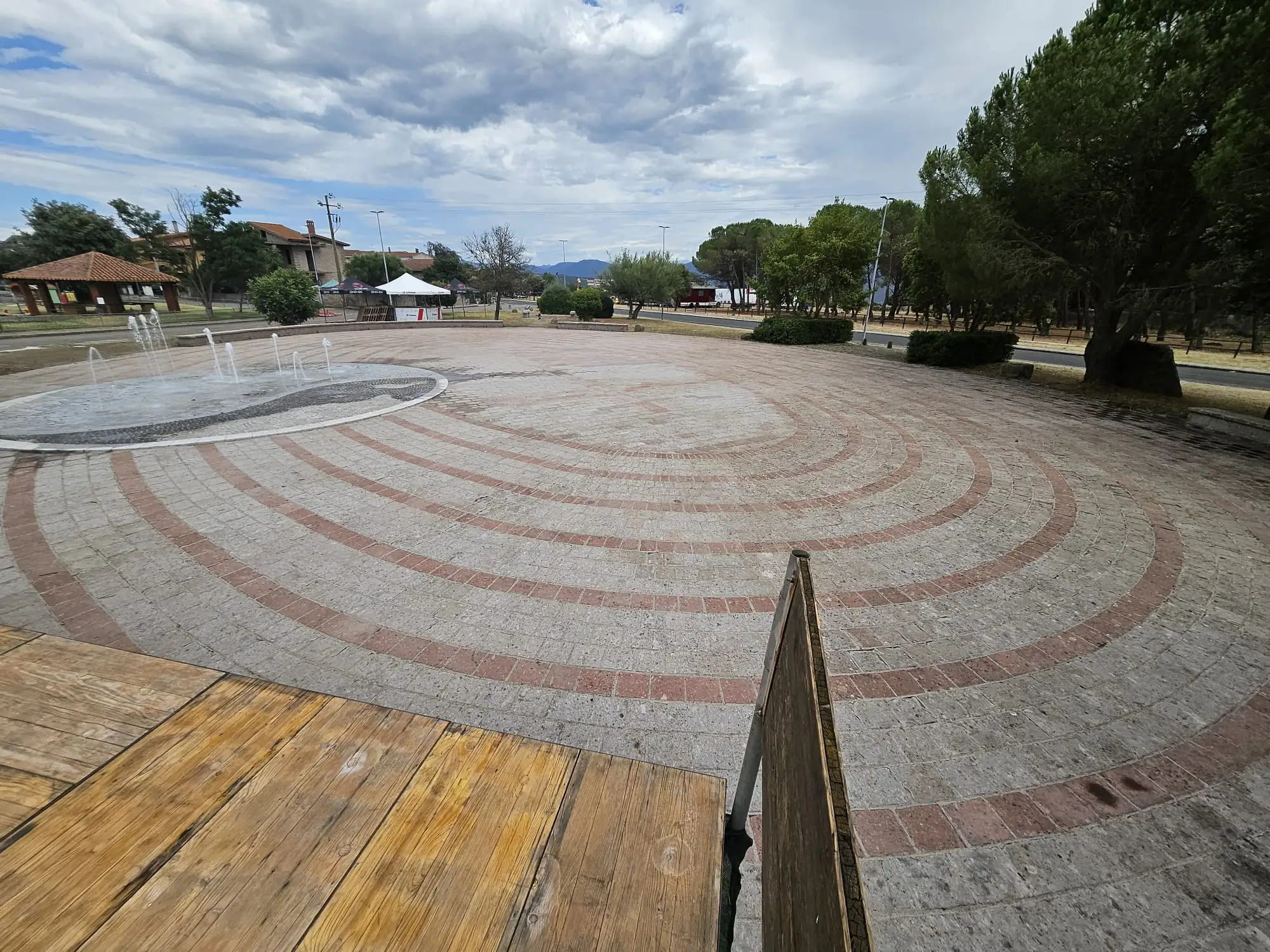 Pulizia piazza dopo l'intervento