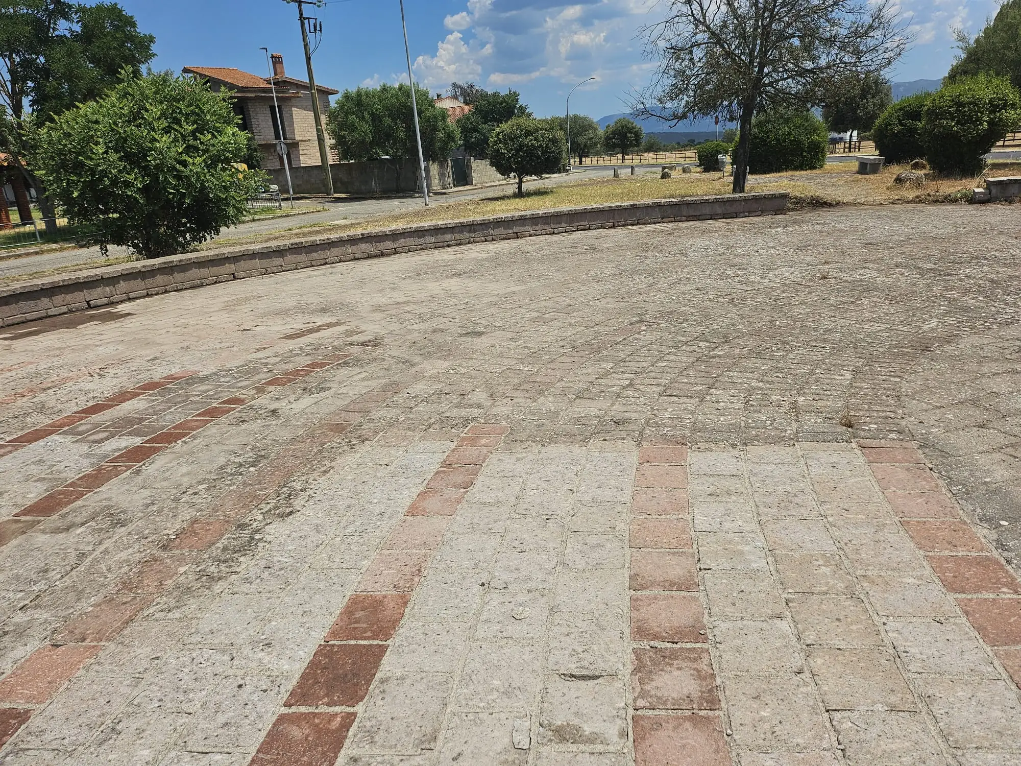 Pavimentazione della piazza in blocchi di contone