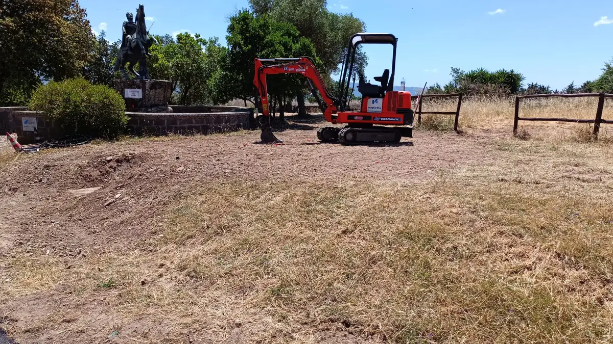 Trincea e passaggio della tubazione lungo l'area verde