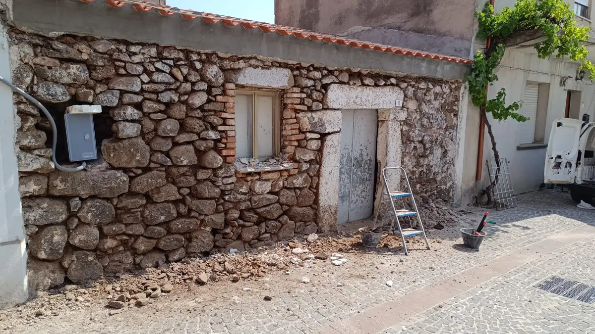 Casa in pietra durante le ultime fasi del recupero