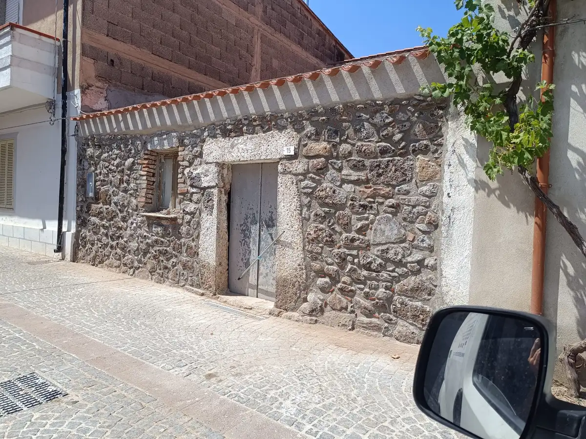 Casa in pietra nel Centro Sardegna prima del recupero
