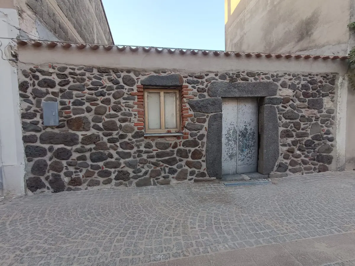 Dettaglio della parete in pietra durante il recupero